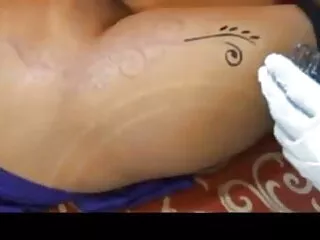 मिस्टर बी एस टैटू शॉप से हिंदी पिक्चर सेक्सी मूवी एचडी ​​सेक्सी बस्टी ने टैटू गुदवाया और छेदा